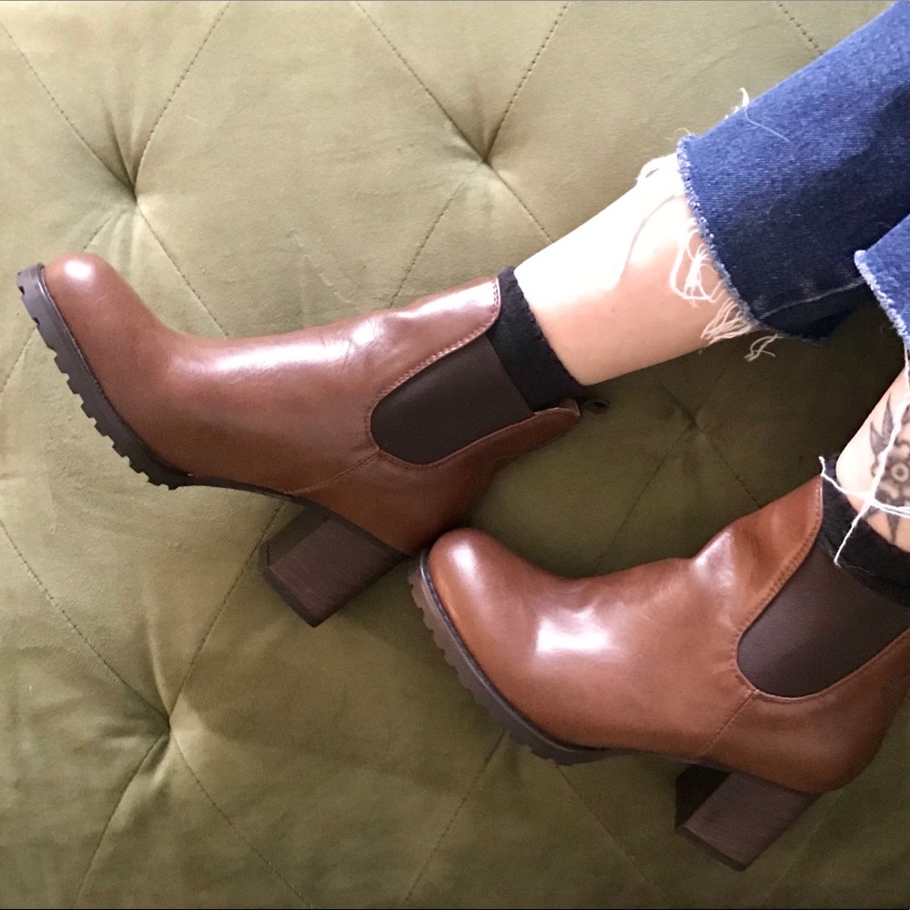 NWOT brown chunky heel booties